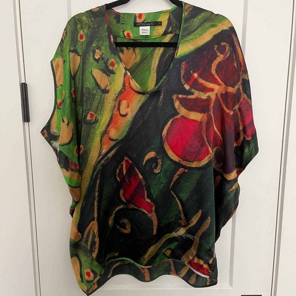 Almeriane 100% Silk Abstract top blouse size Small can fit a medium